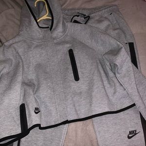 Nike tech matching women’s suit